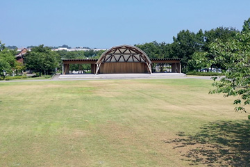 メモリアル広場と野外ステージ
