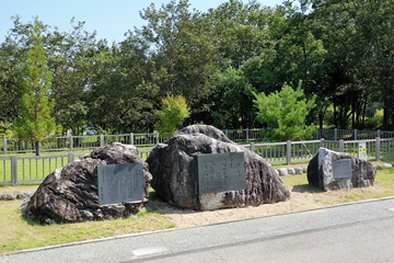 御製碑とお手植えの森